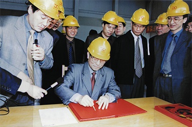 2002年4月3日，時任浙江省省長柴松岳視察景興工業園