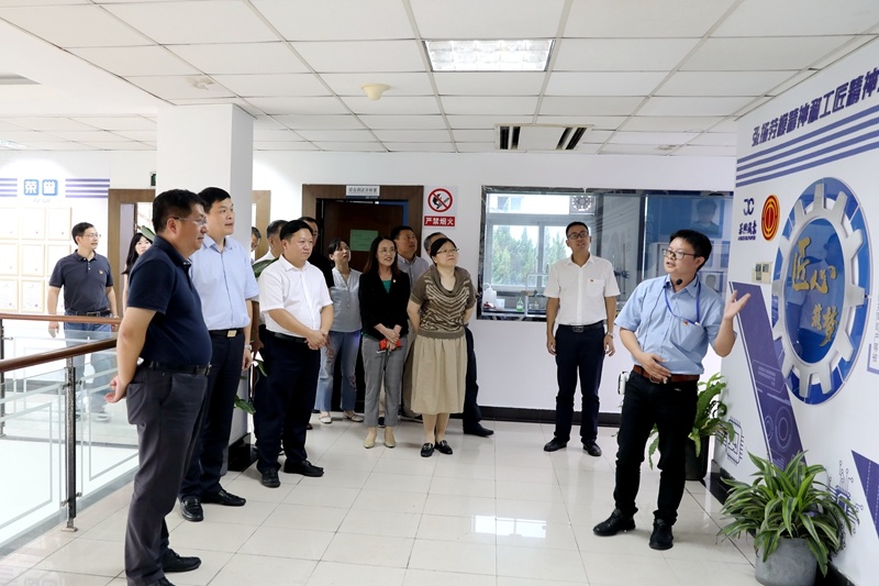 2020年7月29日，時任浙江省政協常委、社法委副主任、省總工會副主席、一級巡視員董建偉蒞臨景興紙業調研新時代工匠培育工作